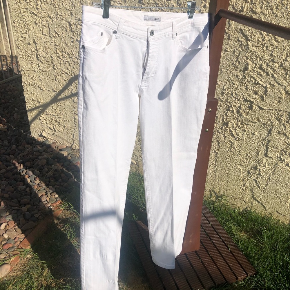 White Capri pants